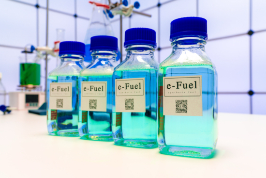 Synthetisches E-Fuel in Flaschen