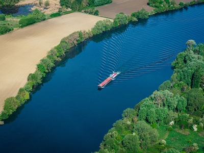 Binnenschiff auf Fluss Luftaufnahme