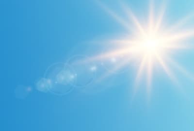 Helle Sonne am blauen Himmel mit Sonnenstrahlen