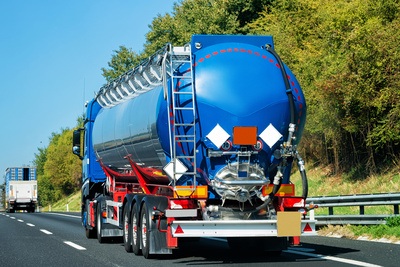 Heizöl-Tankwagen auf der Strasse